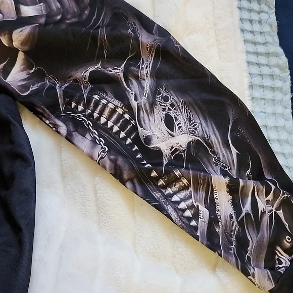 Graphic Skull Hoodie with Guns  NWOT - Picture 5 of 12